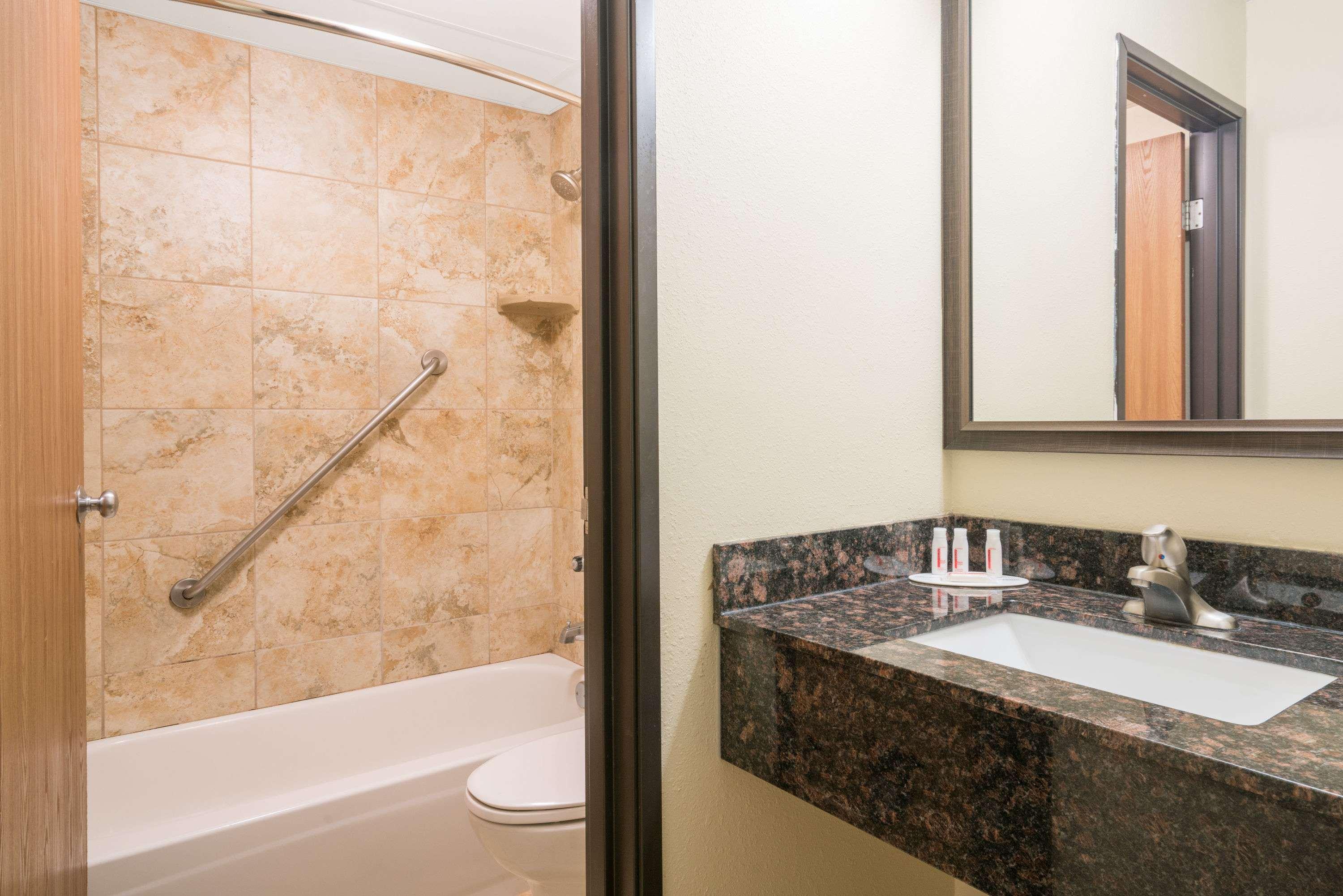 Days Inn & Suites By Wyndham Baxter Brainerd Area Экстерьер фото